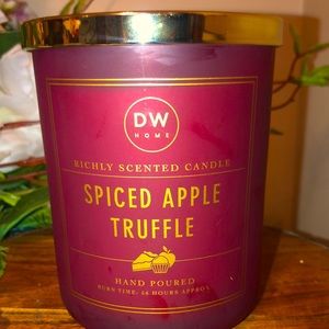 DW SPICED APPLE TRUFFLE HAND PURED SCENTED CANDLE. 434 G